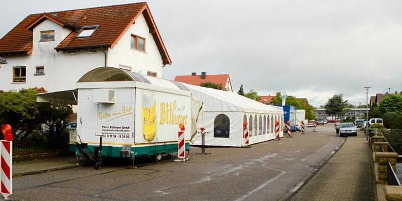 Firmengebäude mit Festzelt