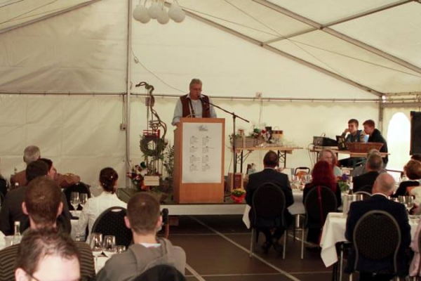 Geschäftsführer hält Rede