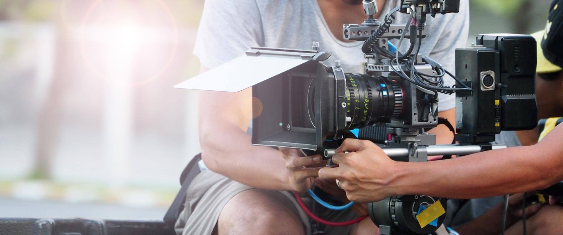 Kameramann Filmteam mit Kameraausrüstung im Freien