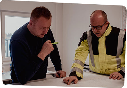 Projektbesprechung Sebastian und Benjamin Schuppler besprechen ein Projekt