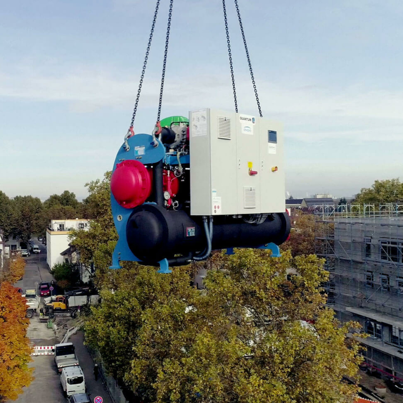 Kran transportiert Anlage an den dafür vorgesehenen Platz