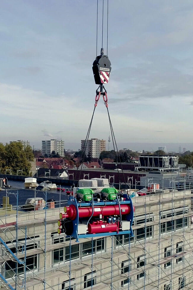 Kran transportiert Anlage an den dafür vorgesehenen Platz