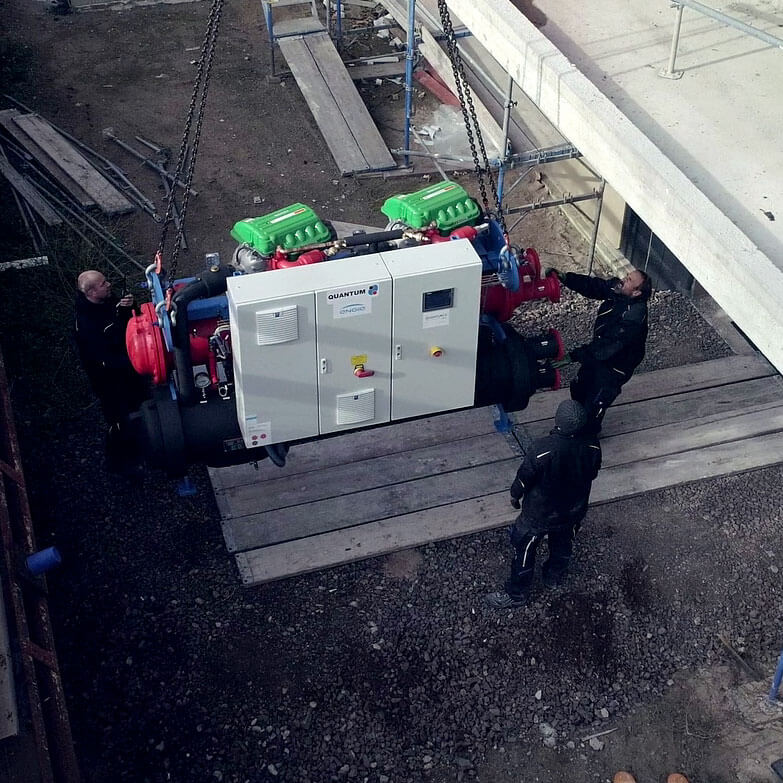 Arbeiter bringen Anlage in den heizraum