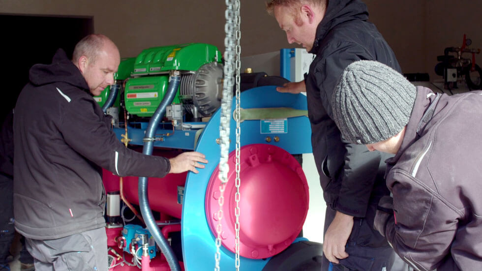 Arbeiter prüfen Heizanlage