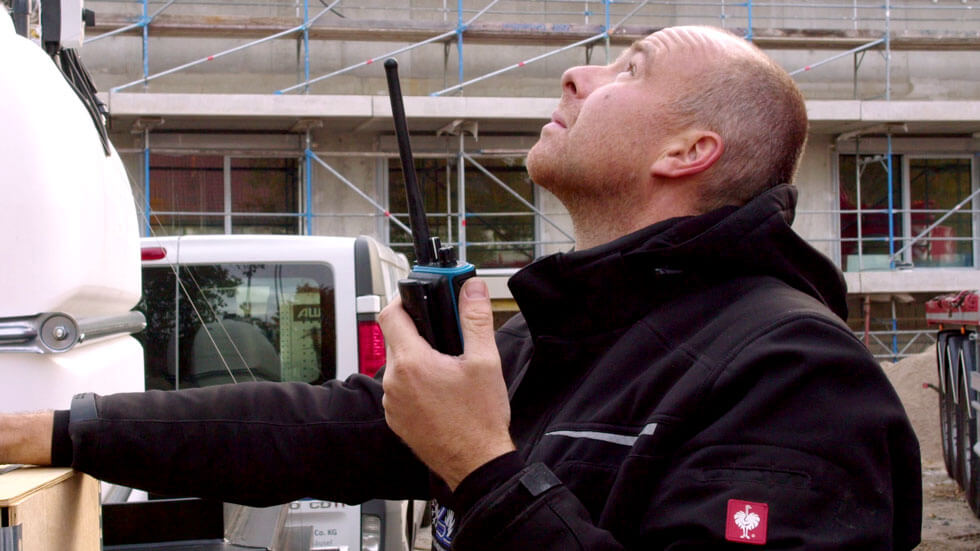 Arbeiter überwacht die Arbeiten bei der Installation einer Heizanlage