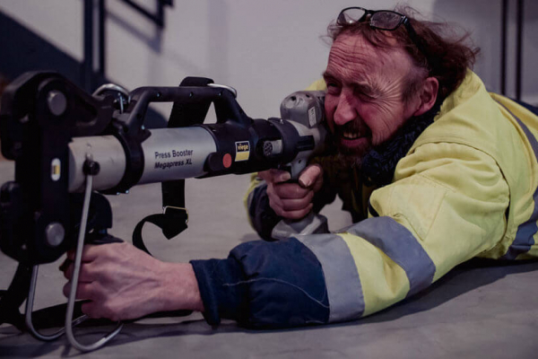 Mitarbeiter mit Press Booster