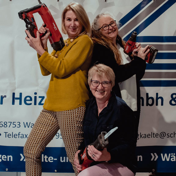 3 Mitarbeiterinnen in cooler Pose mit Werkzeugen