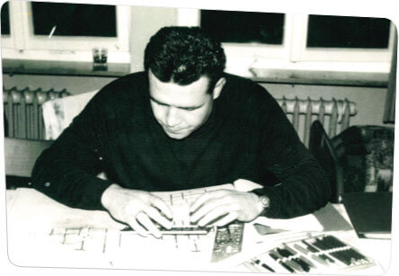 Mann bei der Arbeit Mann prüft Baupläne (Schwarz-weiß-Foto)