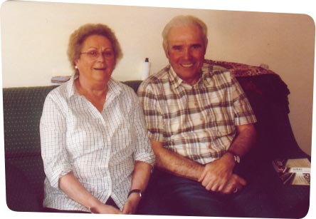 2 Senioren auf Sofa 2 ältere Menschen sitzen auf einem Sofa und lächeln in die kamera