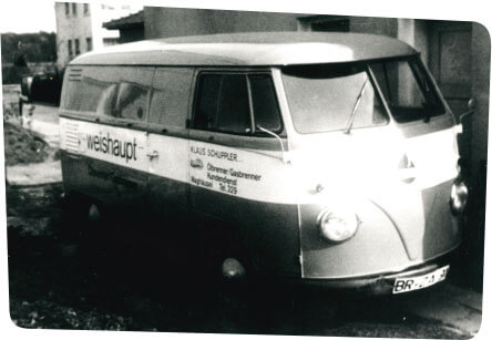 firmenwagen alter VW Bus mit Firmeninformationen auf der Seite (Schwarz-weiß-Foto)