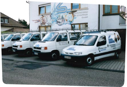 Fahrzeugflotte Firmenfahrzeuge vor Firmengebäude/Unternehmen