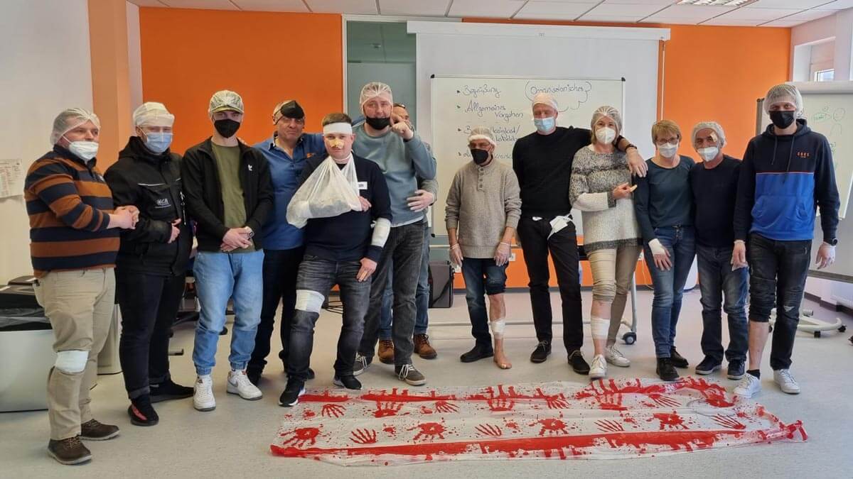 Gruppenfoto vom Team beim Erste-Hilfe-Kurs