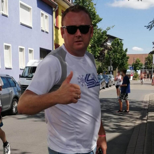 Mann zeigt Daumen nach oben