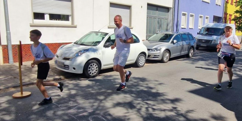 Mitarbeiter/innen beim Laufen