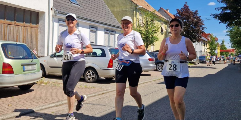 Mitarbeiter/innen beim Laufen