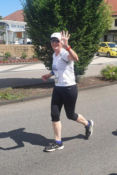 Mitarbeiterin beim Laufen