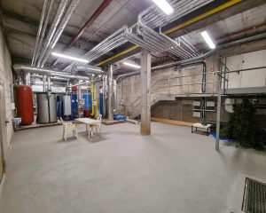 Blick in den Kesselraum mit Gaskesseln und Rohren