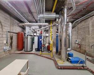 Blick in den Kesselraum mit Gaskesseln und Rohren