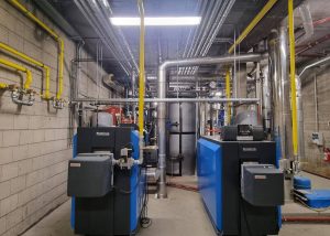 Blick in den Kesselraum mit Gaskesseln und Rohren