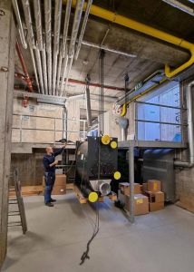 Mann beim Installieren eines Kessels