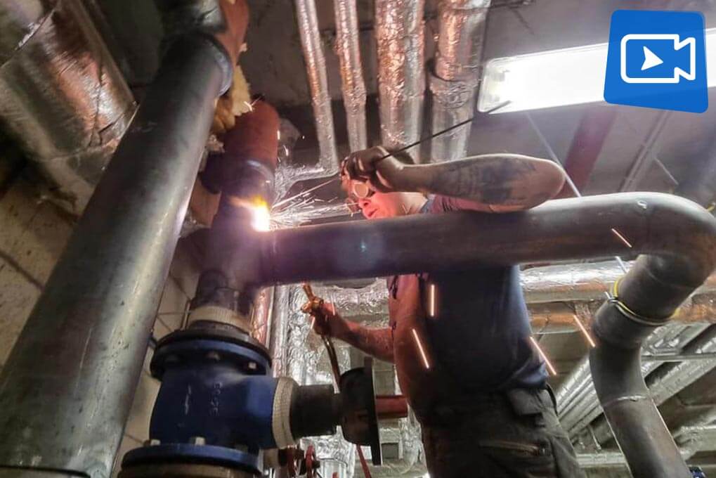 Unternehmen 23 Arbeiter beim zusammenschweißen von Rohren