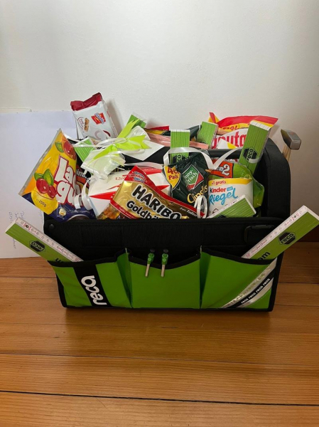 Geschenkkorb mit Süßigkeiten und Salzbgebäck