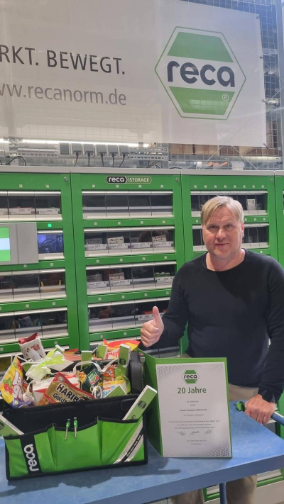 Mitarbeiter eines Kunden, der für 20 Jahre Partnerschaft ausgezeichnet wird