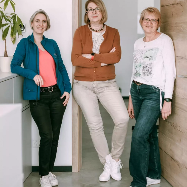 3 lächelnde Mitarbeiterinnen