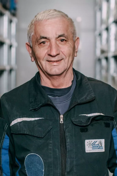 Foto eines Mitarbeiters, der in die Kamera lächelt