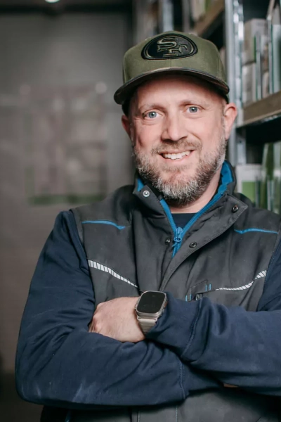 Foto eines Mitarbeiters, der in die Kamera lächelt