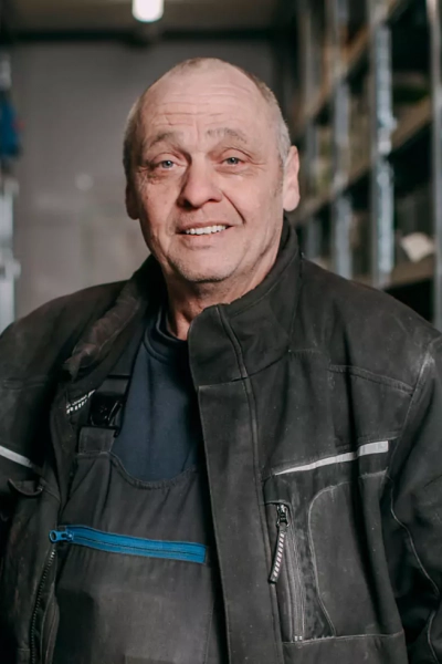 Foto eines Mitarbeiters, der in die Kamera lächelt