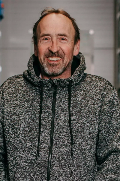 Foto eines Mitarbeiters, der in die Kamera lächelt