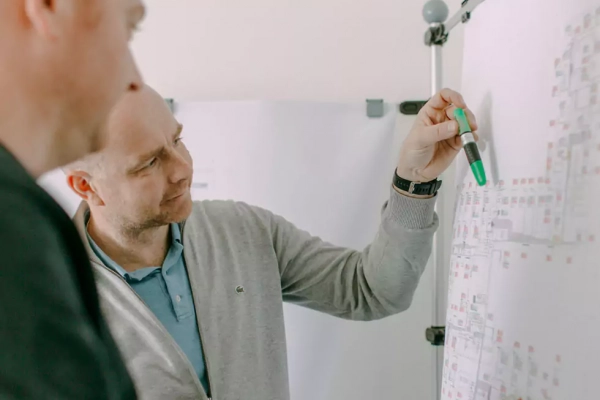 2 Mitarbeiter besprechen einen Bauplan