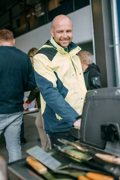 Mitarbeiter der Firma beim grillen