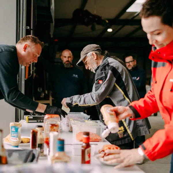 Mitarbeiter bei einem Teamevent an der Essenstheke