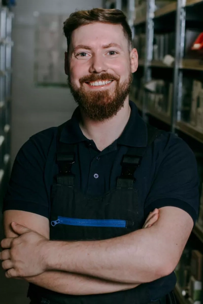 Foto eines Mitarbeiters, der in die Kamera lächelt