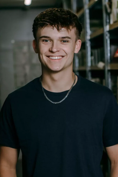 Foto eines Mitarbeiters, der in die Kamera lächelt