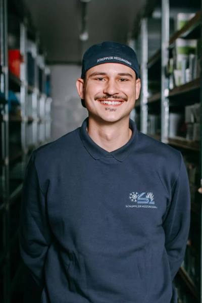 Foto eines Mitarbeiters, der in die Kamera lächelt