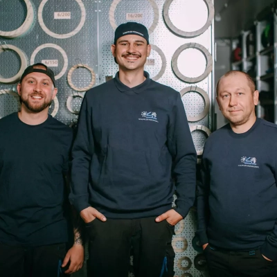 3 lachende Mitarbeiter